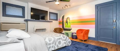 Tabla de planchar con plancha, wifi, ropa de cama
