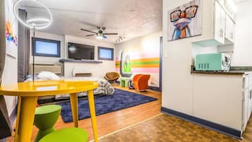 Silitysrauta/-lauta, Wi-Fi, vuodevaatteet