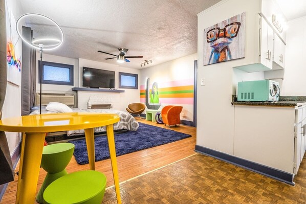 Tabla de planchar con plancha, wifi, ropa de cama