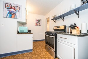 ثلاجة، ميكروويف، فرن، موقد طهي مسطح