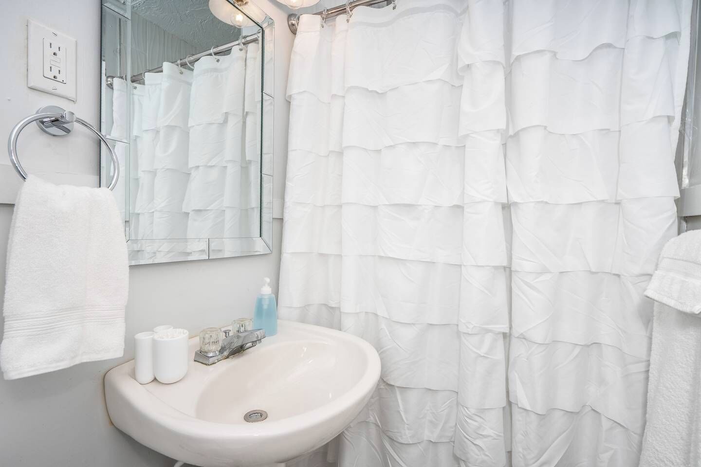 Dusche, Haartrockner, Handtücher, Shampoo