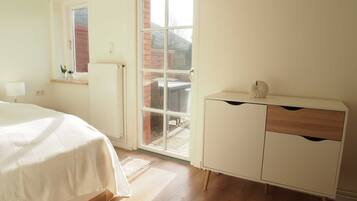 2 bedrooms, iron/ironing board, WiFi