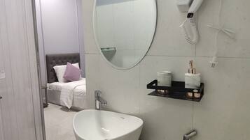 Haartrockner, Handtücher, Shampoo, Toilettenpapier