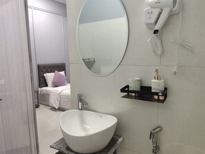 Secador de pelo, toallas, shampoo, papel higiénico