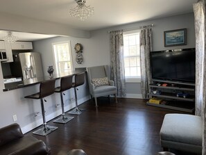 TV - Sundown Waterfront Carriage House (Grosse ile)