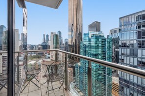 Balcony with City View - Luxe 2-Bed Apartment with River Views Near Casino (Southbank)