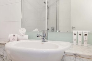 Dusche, Haartrockner, Handtücher