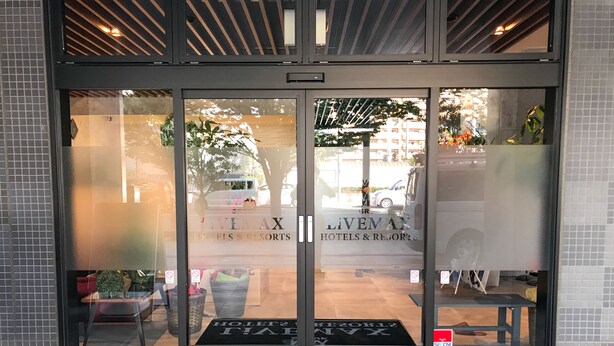 The entrance to Livemax Hotels & Resorts with a clear view of the parking area and a sign indicating the hotel name. - Hotel Livemax Fukushima Koriyama Ekimae (Koriyama)