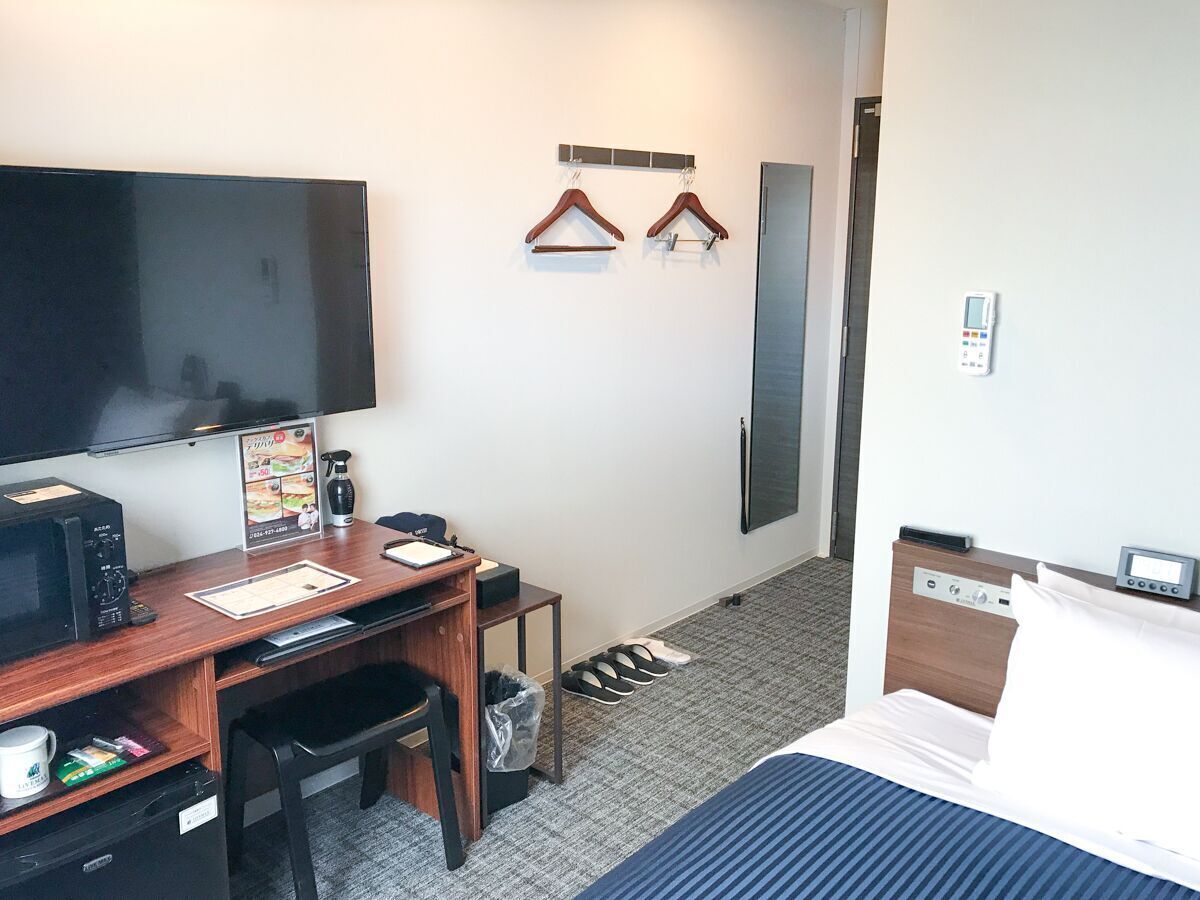 Escritorio, tabla de planchar con plancha, wifi gratis y ropa de cama 