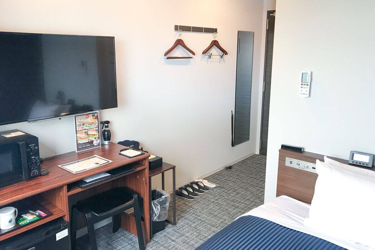 Escritorio, tabla de planchar con plancha, wifi gratis y ropa de cama
