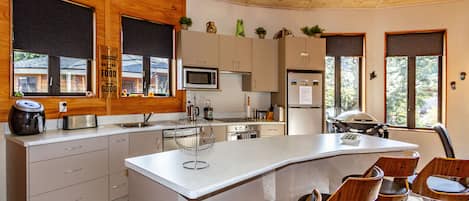 Réfrigérateur, micro-ondes, lave-vaisselle, grille-pain