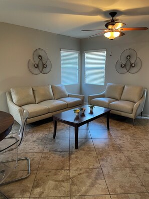 Smart TV, DVD player, table football - Welcome to your home away from home in the Desert! (Maricopa)