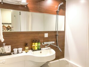 Combined shower/tub, free toiletries, hair dryer, slippers - Hotel Livemax Toyama (Toyama)