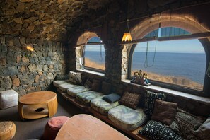 Una televisión, una chimenea