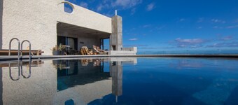 EKSKLUSIV VILLA, DESIGN, BEACHFRONT, 2 POOLS