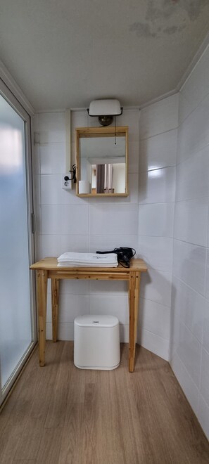 تجهيزات دش، مجففات شعر، مناشف، صابون