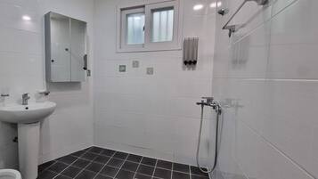 Dormitorio compartido, solo para mujeres (Up to 2) | Baño | Regadera, secadora de cabello, toallas, jabón