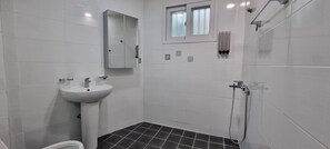 Dormitorio condiviso, per sole donne (Up to 2) | Bagno | Doccia, asciugacapelli, asciugamani, sapone