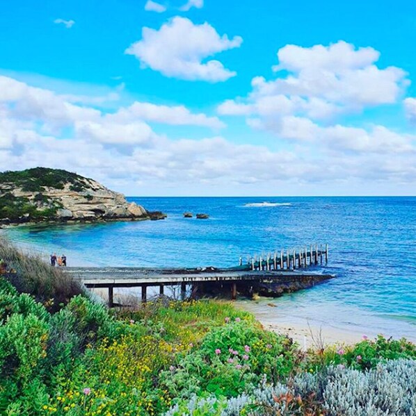 Una playa cerca, arena blanca