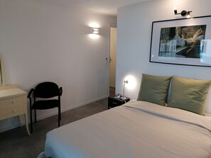 4 bedrooms, iron/ironing board, free WiFi, bed sheets - Duplex garden terrace in the heart of Juan-les-Pins. 6/8 people. (Antibes)