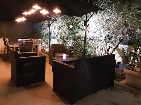 Outdoor dining - Duplex garden terrace in the heart of Juan-les-Pins. 6/8 people. (Antibes)