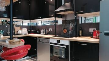 Een koelkast, een oven, een kookplaat, een vaatwasser