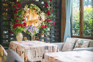 Lobby sitting area - The Ritz-Man Boutique Inn Lijiang (Lijiang)