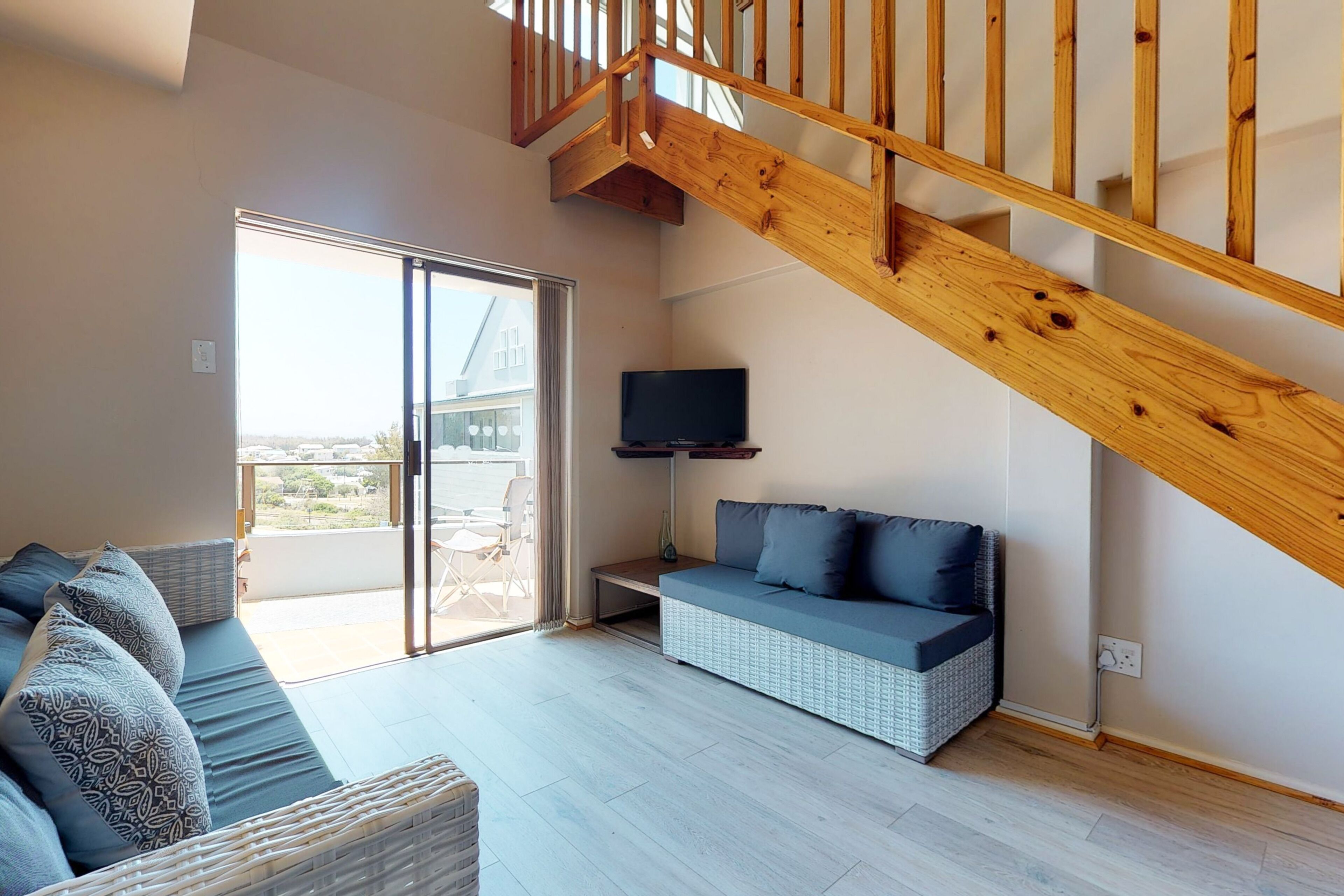 Familienapartment, 3 Schlafzimmer | Wohnbereich | 32-Zoll-Flachbildfernseher mit Digitalempfang, Fernseher