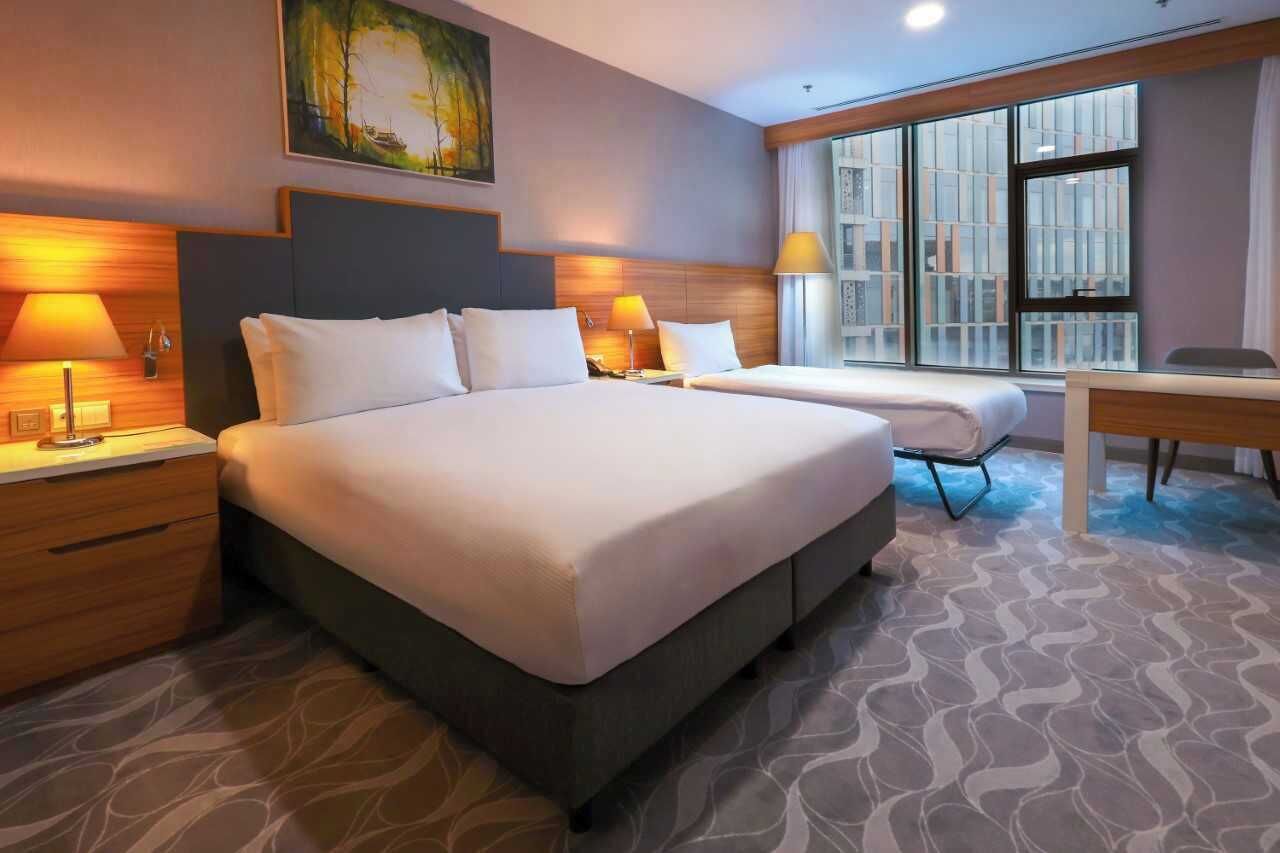 Cubrecamas, minibar, caja de seguridad en la habitación y escritorio 