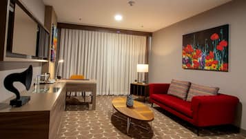 Suite, 1 habitación | Edredones de plumas, minibar, caja fuerte y escritorio