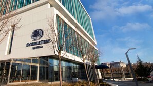 Un edificio moderno con un letrero que dice "DOUBLETREE by Hilton".