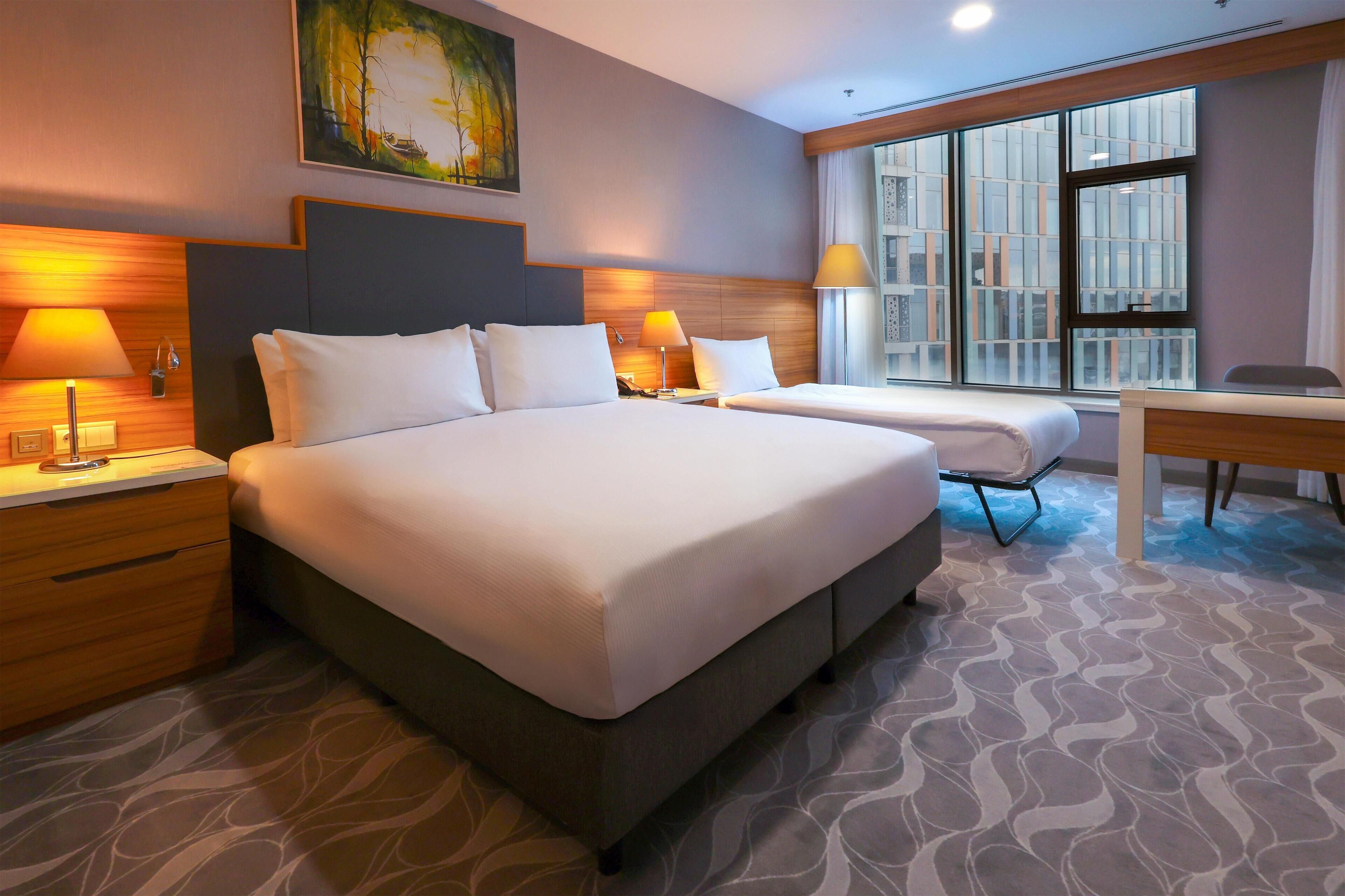 Phòng dành cho gia đình, nhiều giường | Chăn bông, minibar, két bảo mật tại phòng, bàn 