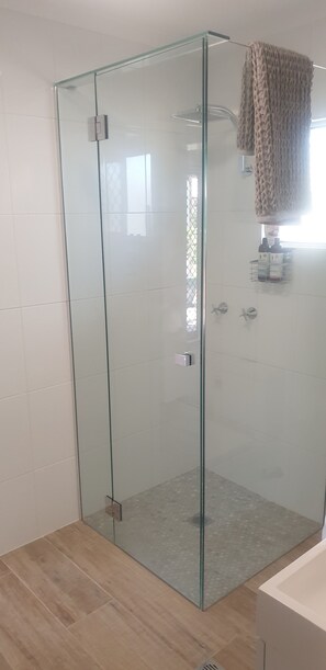 Regadera, secadora de cabello, toallas, jabón
