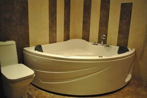 Appartement, 2 slaapkamers | Badkamer | Een aparte badkuip en douche, een bubbelbad, gratis toiletartikelen