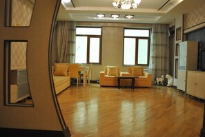 Departamento, 2 habitaciones | Sala de estar | Televisión de pantalla plana 