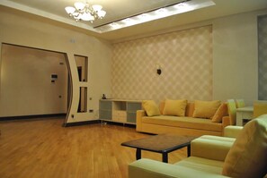 Apartment, 2 Schlafzimmer | Wohnzimmer | Flachbildfernseher