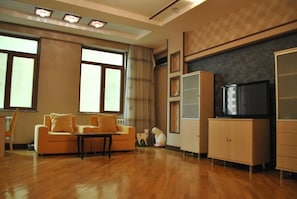 Appartement, 2 chambres | Salle de séjour | Télévision à écran plat