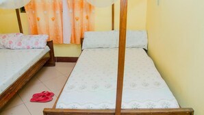 Quadruple Room | Desk, WiFi, bed sheets - Kiceck - Airport (Dar es Salaam)