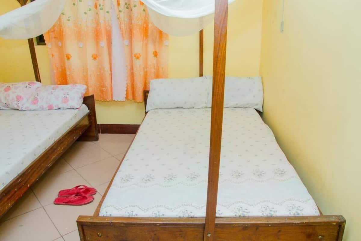 Quadruple Room | Desk, WiFi, bed sheets