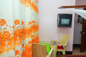 Escritorio, wifi y ropa de cama 