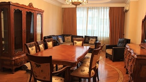 Appartement, 4 chambres | Restauration dans la chambre