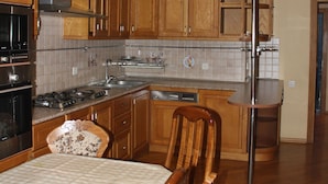 Appartement, 4 chambres | Cuisine privée | Grand réfrigérateur, micro-ondes, four, plaque de cuisson