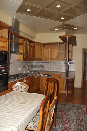 公寓, 4 间卧室 | 私人厨房 | 大冰箱、微波炉、烤箱、炉灶