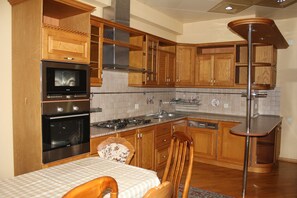 Apartamento, 4 habitaciones | Cocina privada | Frigorífico grande, microondas, horno y placa de cocina