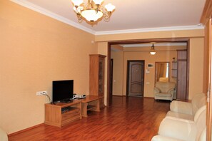 Appartement, 2 slaapkamers | Woonkamer | Een televisie