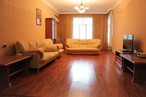 Appartement, 2 slaapkamers | Woonkamer | Een televisie