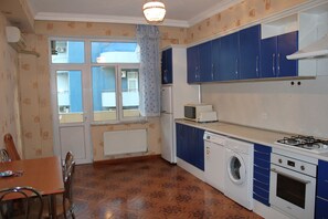 Appartement, 2 chambres | Cuisine partagée | Réfrigérateur grande capacité avec congélateur, four à micro-ondes