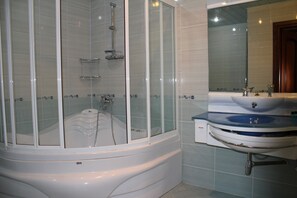 Apartemen, 2 kamar tidur | Kamar mandi | Kombinasi shower/bathtub dan bathtub dengan aliran air