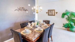 Stovetop, dishwasher, cookware/dishes/utensils - Luxurious 4 Bedroom 2 Bath Kissimmee Pool Home (Kissimmee)