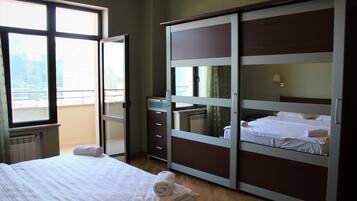 Apartemen | 2 kamar tidur, setrika/meja setrika, Wi-Fi gratis, dan seprai linen